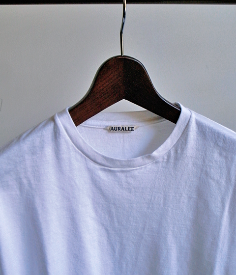 AURALEE Seamless Crew Neck Tee : 山口ス 