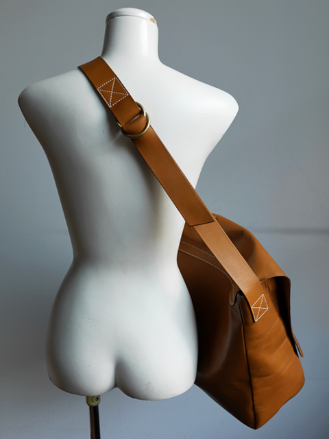 COMOLI Leather Shoulder Bag Beige