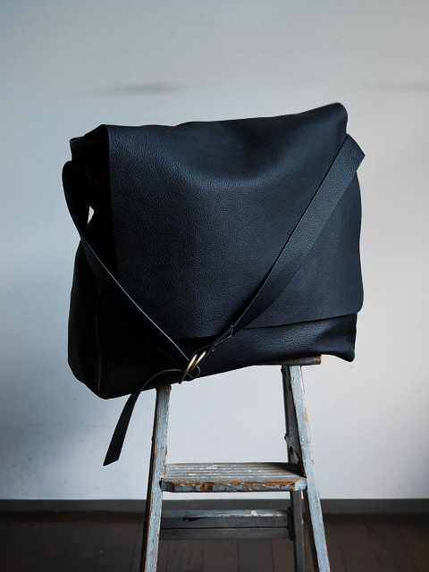 COMOLI Leather Shoulder Bag Black