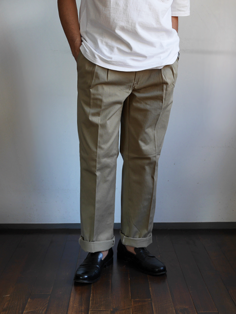 GUNG HO Pleated Chino Pants