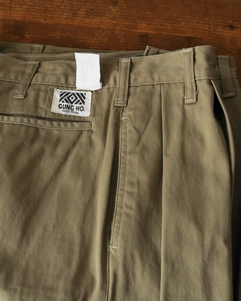 GUNG HO 2Pleated Chino Pants