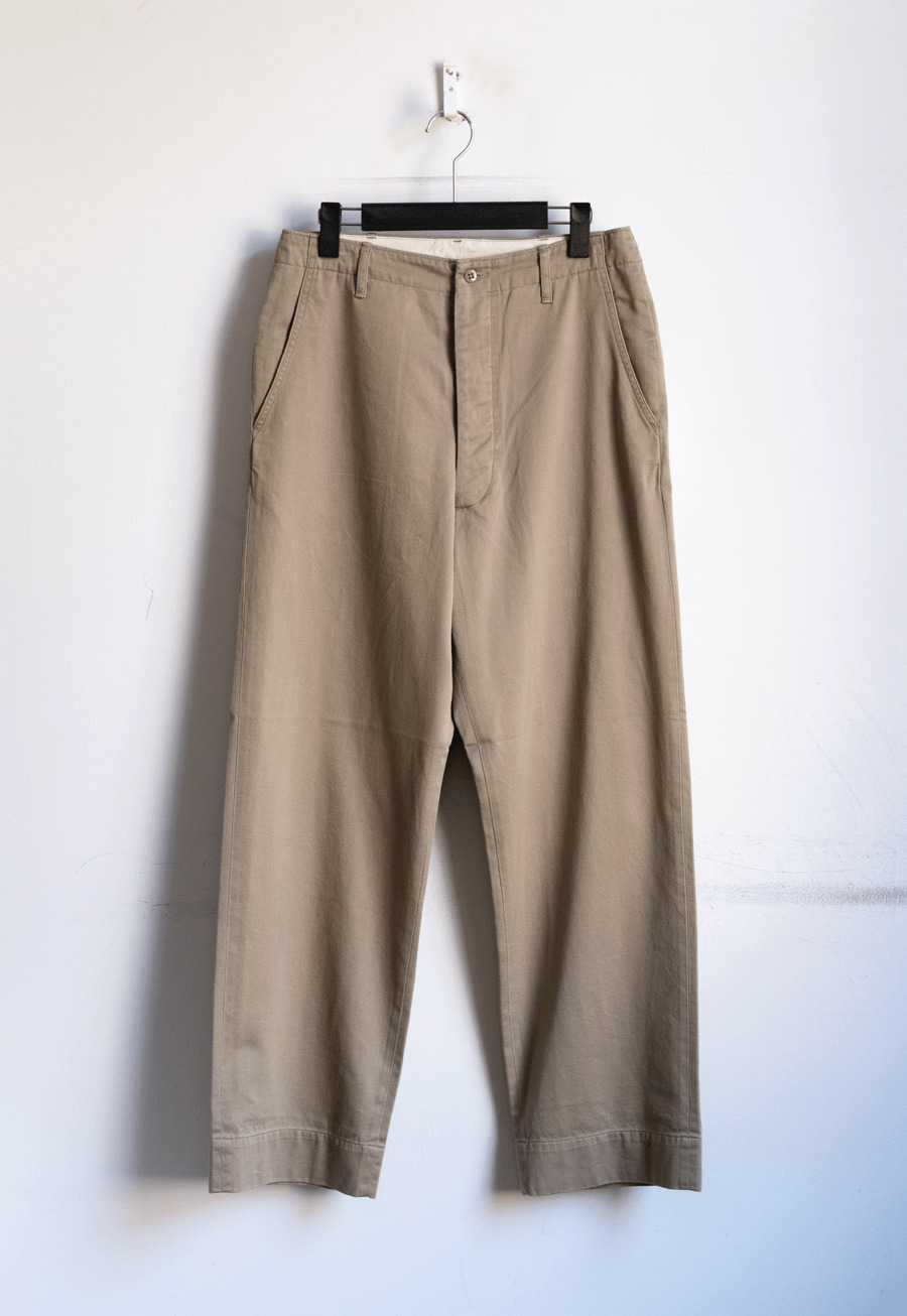 COMOLI  KHAKI チノパンツ