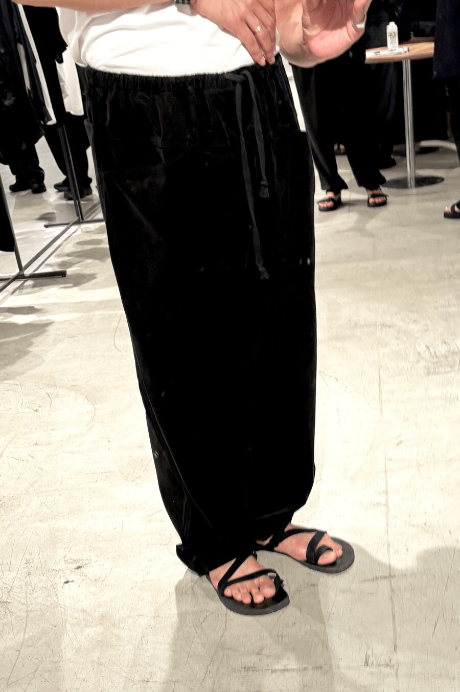 COMOLI　コーデュロイ ドローストリングパンツ