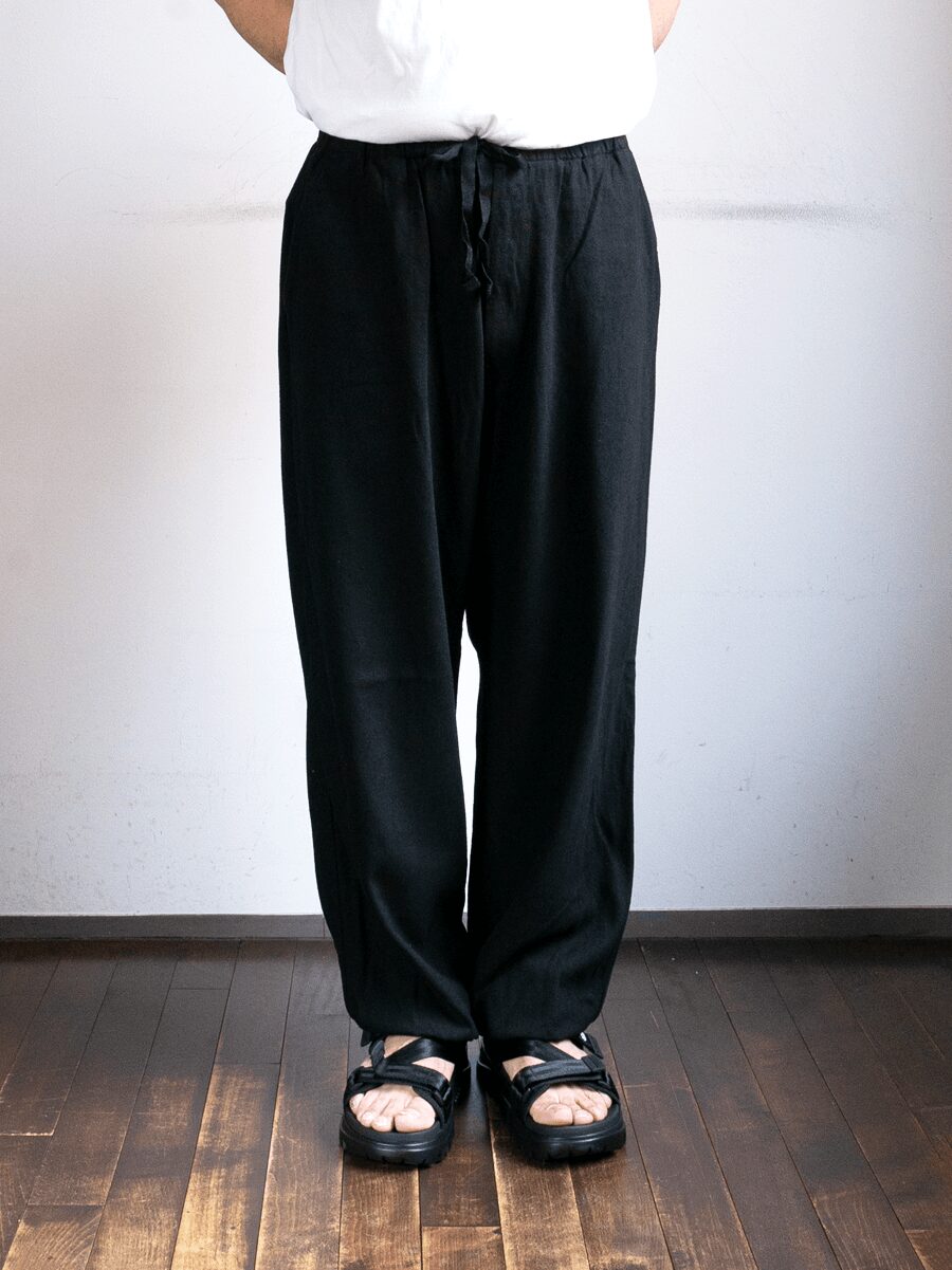 COMOLI　シルクネップ ドローストリングパンツ