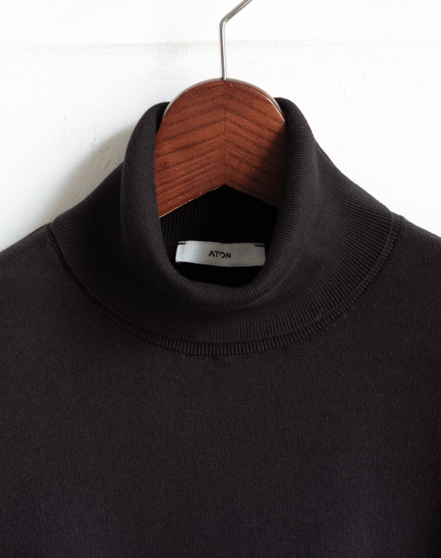 ATON　SMOOTH SUVIN TURTLENECK SWEATER