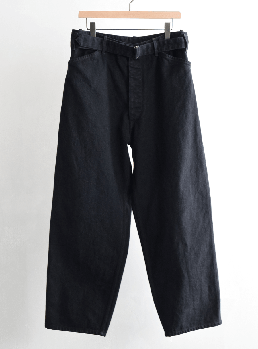 COMOLI　ブラックデニム ベルテッドパンツ